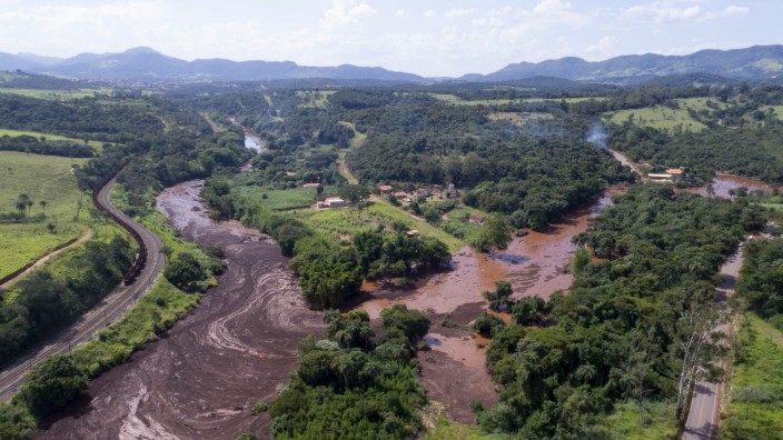 Haftung nach Katastrophen: Nach dem Bruch des Staudamms bei Brumadinho in Brasilien wälzten sich Schlammlawinen über Felder und Dörfer.