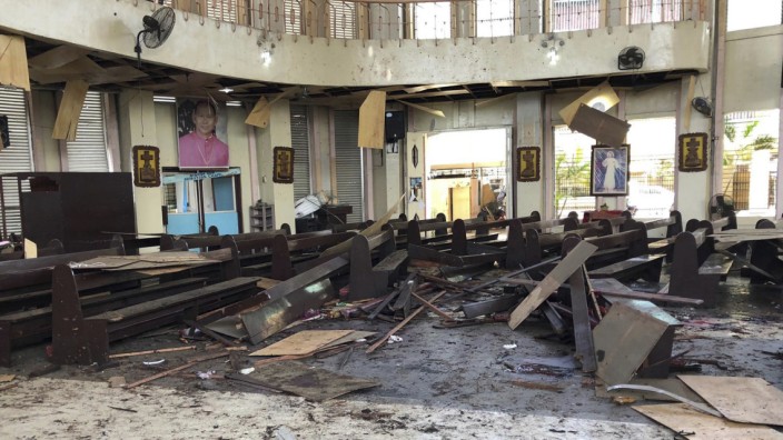 Philippinen: Das Bild, das die philippinische Armee zur Verfügung stellt, zeigt die Kathedrale in Jolo nach den Explosionen.