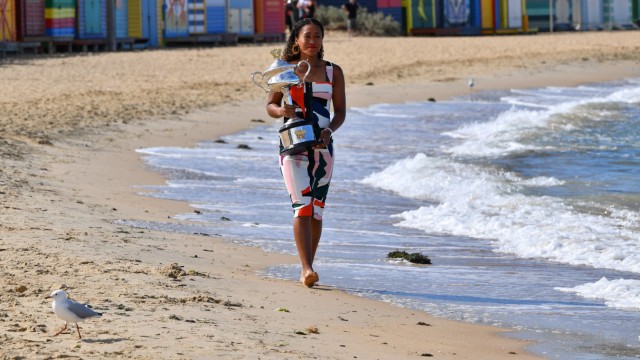 Naomi Osaka: Obligatorische Fotosession mit Pokal: Angelique Kerber sprang vor drei Jahren am Tag nach ihrem Triumph in Melbourne in den Yarra River. Naomi Osaka spazierte nun am Brighton Beach. Und traf dort eine Möwe.
