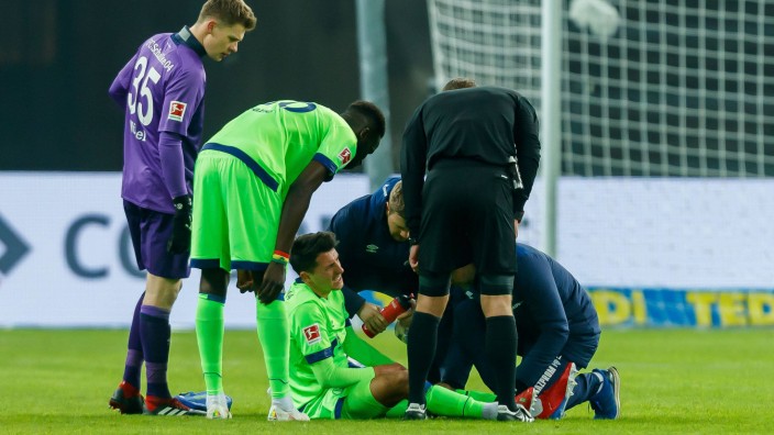 Schalke-Spieler Alessandro Schöpf verletzt sich beim Bundesliga-Spiel gegen Hertha BSC Berlin