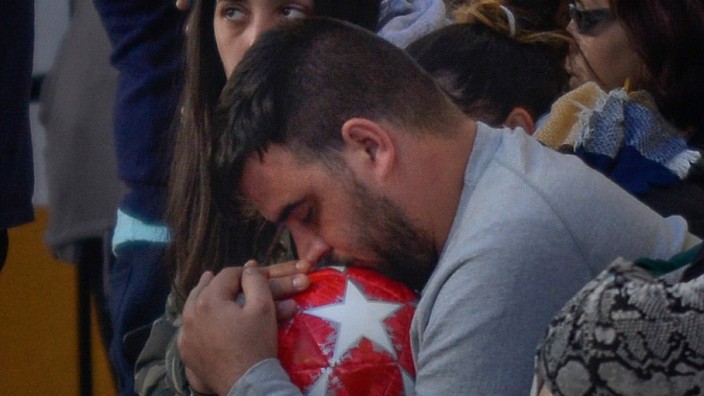 Spanien - Julens Vater trauert bei der Beerdigung