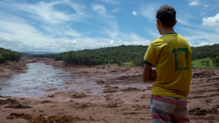 Nach Dammbruch in Brasilien: Dreck und Ödnis: Ein Junge blickt auf die Ausmaße der Verwüstung, die die Schlammlawine im brasilianischen Bundesstaat Minas Gerais hinterlassen hat.