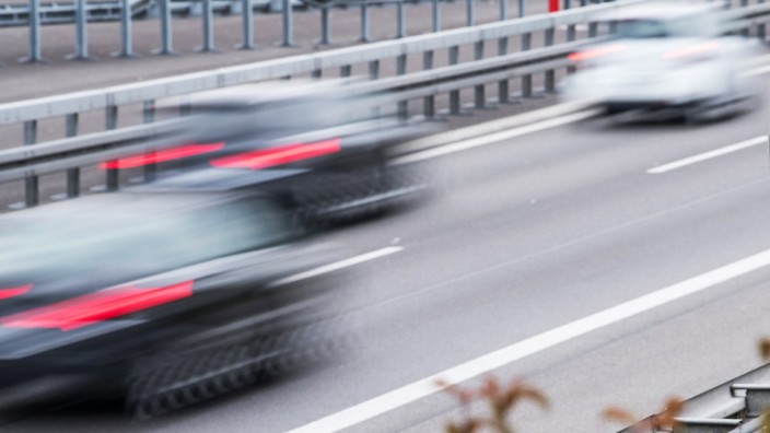 Tempolimit - Verkehrsschild für unbegrenzte Geschwindigkeit auf einer Autobahn