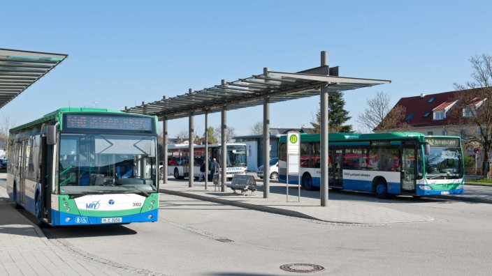 ÖPNV im Landkreis Ebersberg: Busse an der Station in Grafing-Bahnhof.