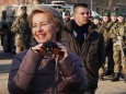 Bundeswehr - Verteidigungsministerin Ursula von der Leyen (CDU) testet eine Nachtsichtbrille