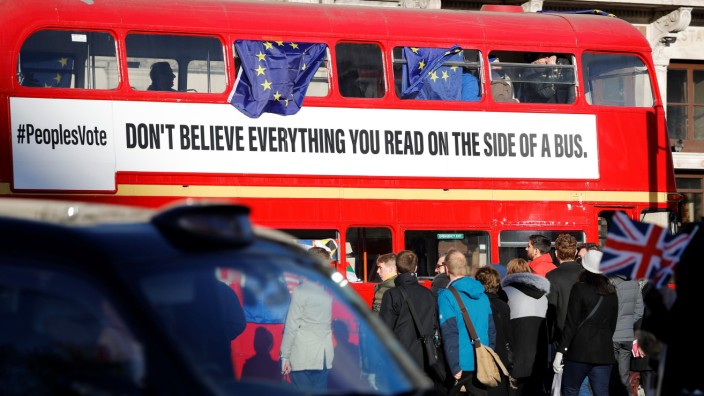 Leserdiskussion: Mit der Aufschrift auf einem Bus hatten Brexit-Befürworter für die Leave-Kampagne geworben. Gegner nutzen den Doppeldecker nun, um auf falsche Versprechen hinzuweisen.