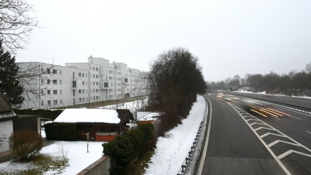 Ramersdorf/Perlach: Der Verkehr dominiert: Die Hochäckerstraße stößt an ihrem westlichen Ende auf die Salzburger Autobahn.