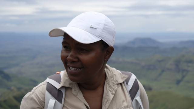 Trekking-Urlaub: In Südafrika ist Zee Ndaba die Ausnahme: eine Schwarze, die als Wanderführerin arbeitet. Die 40-Jährige war schon als Kind in den Bergen unterwegs.