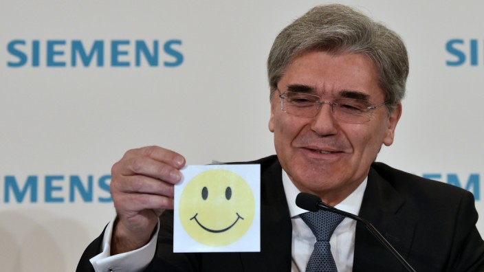 Siemens: Siemens-Chef Joe Kaeser wollte gute Stimmung verbreiten - der Smiley auf seinem Platz sollte ihn wohl daran erinnern.