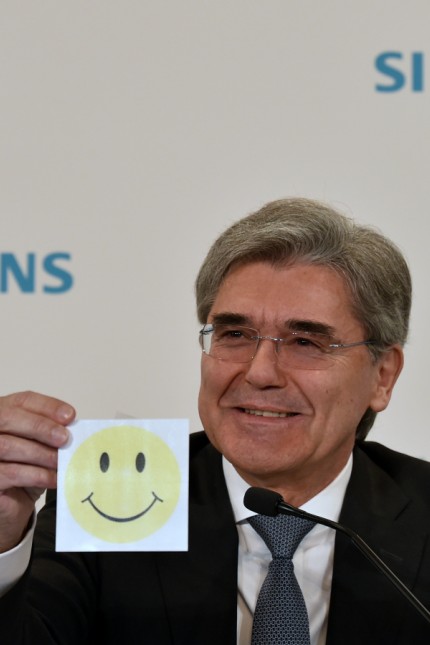 Siemens: Eine Smiley-Karte sollte Siemens-Chef Joe Kaeser am Mittwoch daran erinnern, dass er bei der Pressekonferenz nicht vergisst, optimistisch dreinzuschauen. Viel Grund zum Lachen hat er derzeit nicht, beim geplanten Umbau des Konzerns läuft nicht alles wunschgemäß.