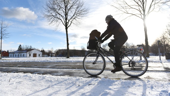 Radfahren bei Schnee und Eis: Viele Radfahrer und Radfahrerinnen sind mit dem Winterdienst in ihrer Stadt unzufrieden.