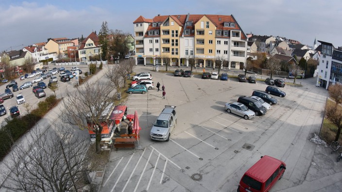 Fürstenfeldbruck: Der südliche Teil des Viehmarktplatzes (rechts) soll attraktiver und autofrei werden, der nördliche Teil (links) bleibt vorerst ein Parkplatz.
