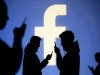 Facebook - Smartphone-Nutzer stehen vor dem Facebook-Logo