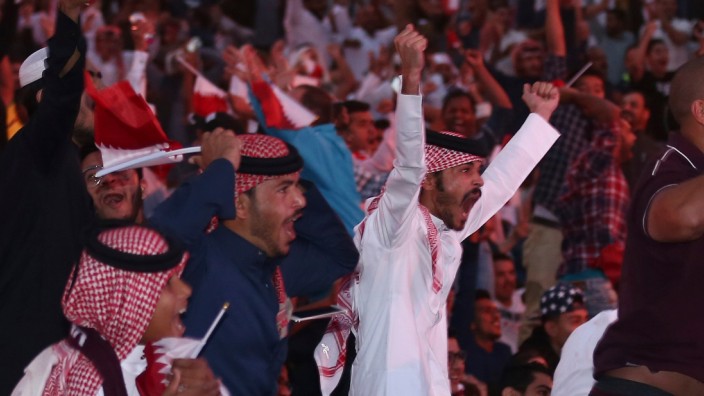 Asien-Cup: Public Viewing in Doha: Katarische Fans feiern zu Hause den Halbfinalsieg bei der Asienmeisterschaft.