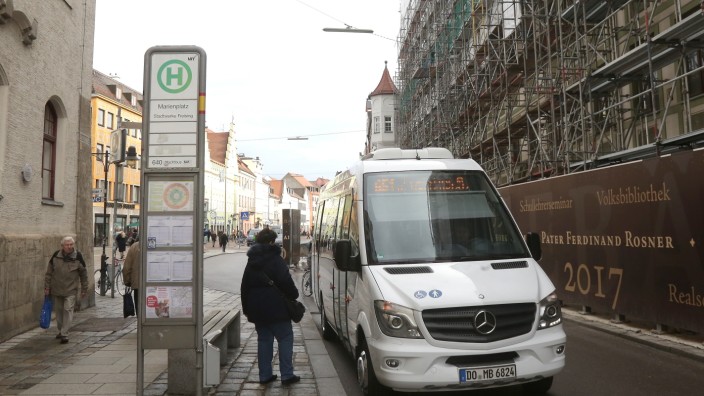 "Erfolgreiche Politik für den Bürger": Die Kleinbusse, die aktuell durch die Innenstadt fahren, sind für die Grünen auch ein Pilotprojekt für die Zeit nach dem Umbau der City.