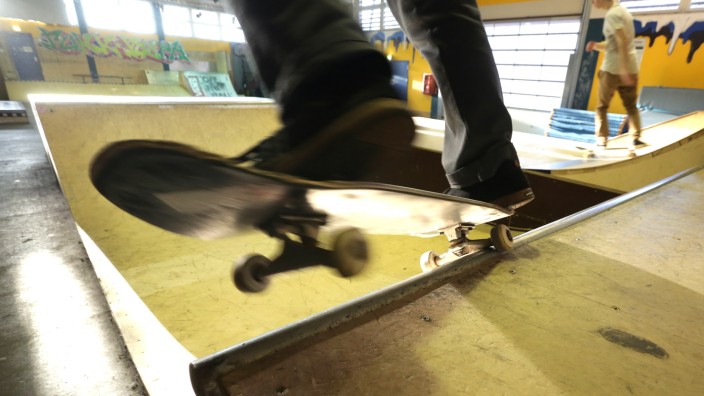 DBC-Skateboard-Contest: Im Jugendzentrum Tollhaus gibt es eine von nur zwei Indoor-Skateanlagen in der näheren Umgebung. Gerade in der nassen und kalten Jahreszeit kommen die Teilnehmer deshalb gerne zum Freisinger Contest.