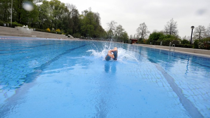Schwimmunterricht: Taufkirchner Kinder sollen möglicherweise im Unterhachinger Freibad Schwimmen lernen.