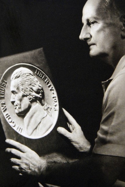 Unterhachinger macht in den USA sein Glück: Felix Schlag mit dem Jefferson-Porträt, das Jahrzehnte lang auf der Fünf-Cent-Münze zu sehen war.