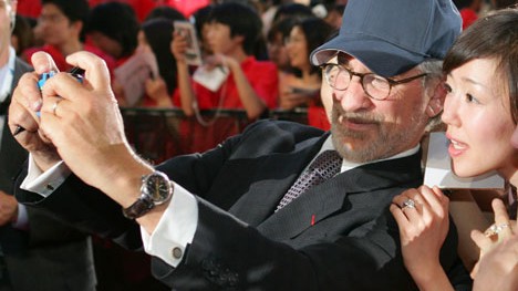 Spielbergs "Krieg der Welten" in den Kinos: Das ist Regisseur Steven Spielberg. Er ist es gewohnt, Bilder zu machen. Hier von sich selber mit einem Fan in Tokyo.