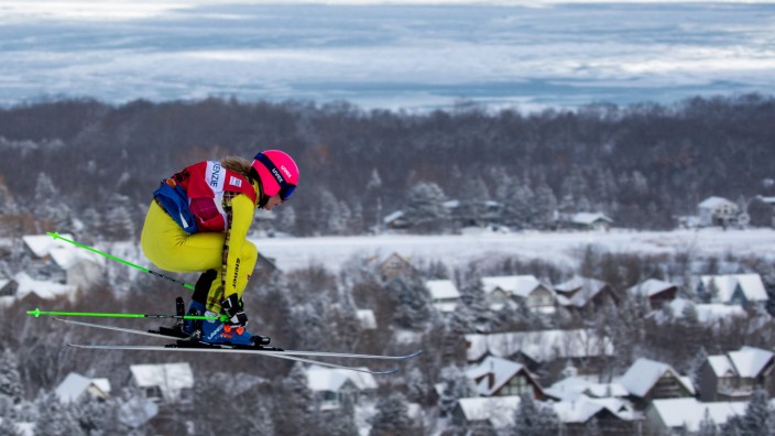 Skicross: "Die Zeit ist gekommen, sich neuen Aufgaben zu widmen": Heidi Zacher, hier im Jahr 2019 am Blue Mountain in Kanada, arbeitet nun als Bankfachwirtin.