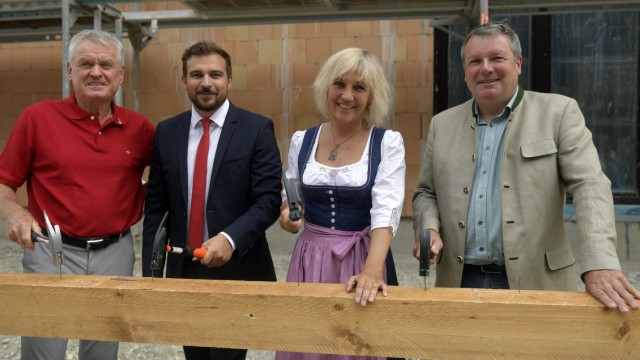 Andrang in der Gemeinderatssitzung: Bauunternehmer Alois Erl (zweiter von links)