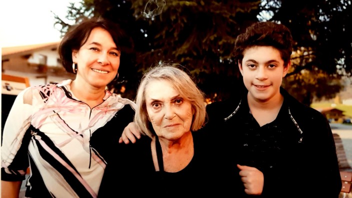 Gesetzeslücke: Berthe Spiegelstein (Mitte) mit ihrer in München lebenden Tochter Rena und deren Sohn. Das Foto entstand bei einem Besuch in Deutschland, wo die 87-Jährige mangels Krankenversicherung nicht bleiben konnte.