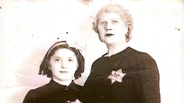 Gesetzeslücke: Berthe Spiegelstein (Foto links) als junges Mädchen mit ihrer Großmutter in Paris. Auf Anordnung der deutschen Besatzer mussten sie den Judenstern tragen