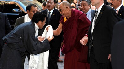 Dalai Lama auf Amerika-Besuch: Der Dalai Lama bei seiner Ankunft in Washington: US-Präsident Barack Obama gehörte nicht zum Empfangskommitee des geistigen Oberhaupts der Tibeter.