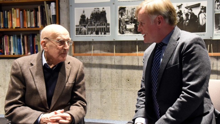 Martin Niemöllers Sohn im Gespräch: Kirchenrat Björn Mensing fragt Heinz Niemöller (links) nach seinem Vater, der einer von 71 evangelischen Geistlichen war, die in KZs inhaftiert waren.