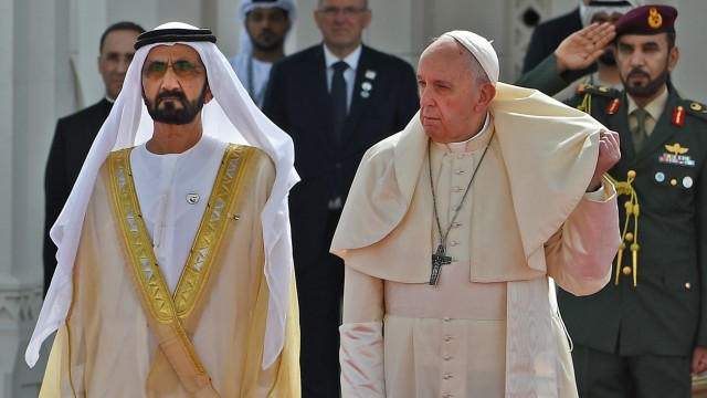 Papstbesuch: Willkommen in den Emiraten: Papst Franziskus mit dem Herrscher von Dubai, Scheich Mohammed bin Rashid al-Maktoum.