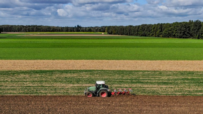Landwirtschaft: Ackerbau alleine steht heute nicht mehr ausschließlich für die Aufgaben und Herausforderungen an Landwirte in Bayern: bio oder konventionell, Ackerbau oder Viehhaltung, Groß- oder Nebenerwerbsbetrieb, Windanlagen- oder Biogas-Bauer.