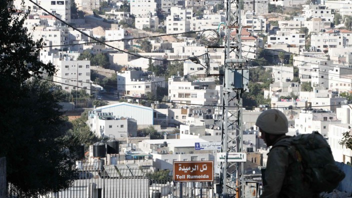 Naher Osten: Hebron ist die einzige Stadt im Westjordanland, in der rund 800 Siedler inmitten von 200 000 Palästinensern leben – im Bild ein israelischer Soldat.