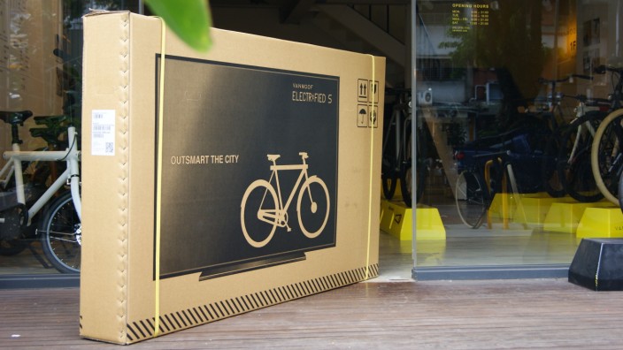 Ungewöhnliche Verpackung: Auf verpackte Fernseher geben Lieferanten mehr acht als auf verpackte Räder. So kam das Unternehmen auf die Idee mit dem Spezialkarton.