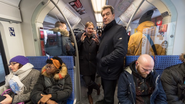 Desaster um Münchner S-Bahn-Stammstrecke: Bayerns Ministerpräsident Markus Söder (Mitte) informierte sich bei einer S-Bahn-Fahrt im Februar 2019 über die zweite Stammstrecke in München. Im Jahr darauf wurden - nur intern - Verzögerungen und eine Kostenexplosion bekannt.