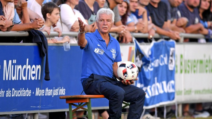 Karriereende: Lange Zeit der Lieblingsplatz: Anton Plattner auf der Trainerbank des SV Dornach, hier bei seinem letzten ganz großen Spiel im Sommer 2018 im Pokal gegen den TSV 1860.