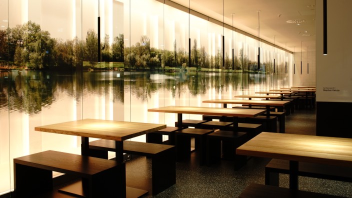 Licht: Leuchtendes Panorama: Die Fensterwand des Künstlers Stephan Kaluza simuliert natürliches Licht in einer Düsseldorfer Cafeteria.