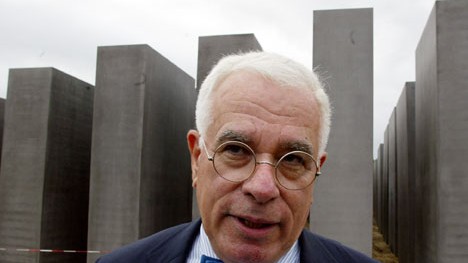 Das Holocaust-Mahnmal in Berlin wird fertig: Peter Eisenman, der Architekt des Mahnmals, im Sommer vor einigen, aber noch nicht allen Beton-Stelen.