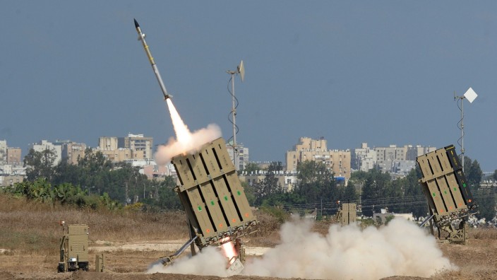 Nahostkonflikt: Eine israelische Rakete wird vom mobilen Raketenabwehrsystem "Iron Dome" abgefeuert. Das System dient dazu, Raketen abzufangen, die aus dem Gaza-Streifen auf Israel abgefeuert wurden.