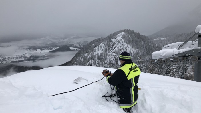 Erding: In ungewohnter Höhe schaufelten Einsatzkräfte der Freiwilligen Feuerwehr Erding im Januar Schnee von Dächern bei Berchtesgaden.
