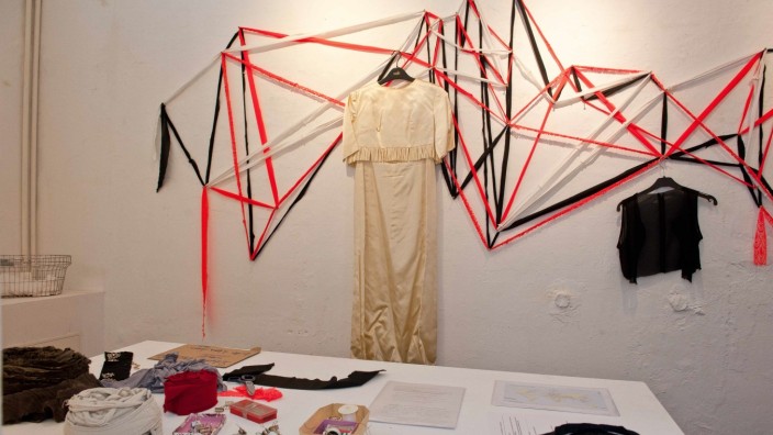 Jahresausstellung des Kunstvereins: Gisela Heides "Kleiderwerkstatt" in der Alten Brennerei in Ebersberg. Hier wird aus Gewändern mit Erinnerungswert ein Kunstwerk.