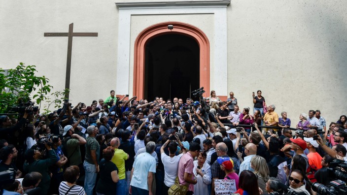 Krise in Venezuela: Will sich nicht mit Machthaber Maduro an einen Tisch setzen: Juan Guaidó spricht nach der Messe in der Kirchen San José von Caracas mit den Medien.