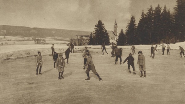 Wintersport: Internatsschüler beim Eislaufen/Schlittschuhlaufen auf einem Weiher nahe des Klosters Schäftlarn.