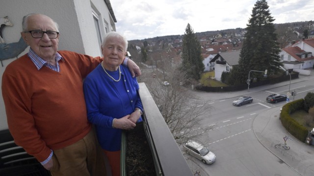 Stickoxide: Hoffen, dass es oben im fünften Stock nichtso schlimm ist: Susanne und Gerd Wiese leben mit direktem Blick auf die Oberhachinger Straße.