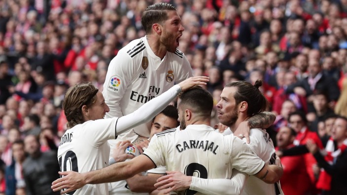 La Liga: Die Mannschaft feiert Gareth Bale (rechts) der Real Madrid mit dem dritten Tor endgültig zum Sieger des Abends machte.