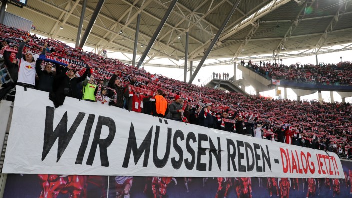 Fans von RB Leipzig protestieren beim Bundesliga-Spiel gegen Eintracht Frankfurt