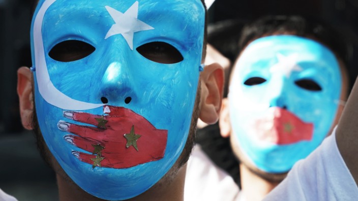 China: Demonstranten in New York protestieren vor dem Gebäude der US-Mission der Vereinten Nationen gegen die Unterdrückung der Uiguren in China.