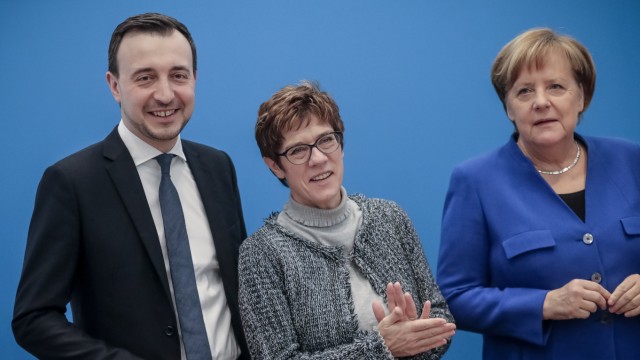 Paul Ziemiak: Als Annegret Kramp-Karrenbauer (M.) von Angela Merkel den Parteivorsitz übernahm, schlug sie Paul Ziemiak als Generalsekretär vor.