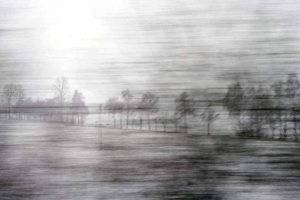Winterlandschaft hinter Zugfenster