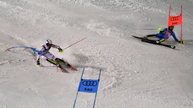 Ski alpin: Der eine stürzt, aber der andere fädelt gleich ein: Linus Straßer (links) kann vom Ausrutscher des Italieners Alex Vinatzer nicht profitieren.