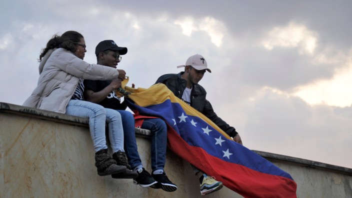 Menschen aus Venezuela demonstrieren in der kolumbianischen Hauptstadt Bogota